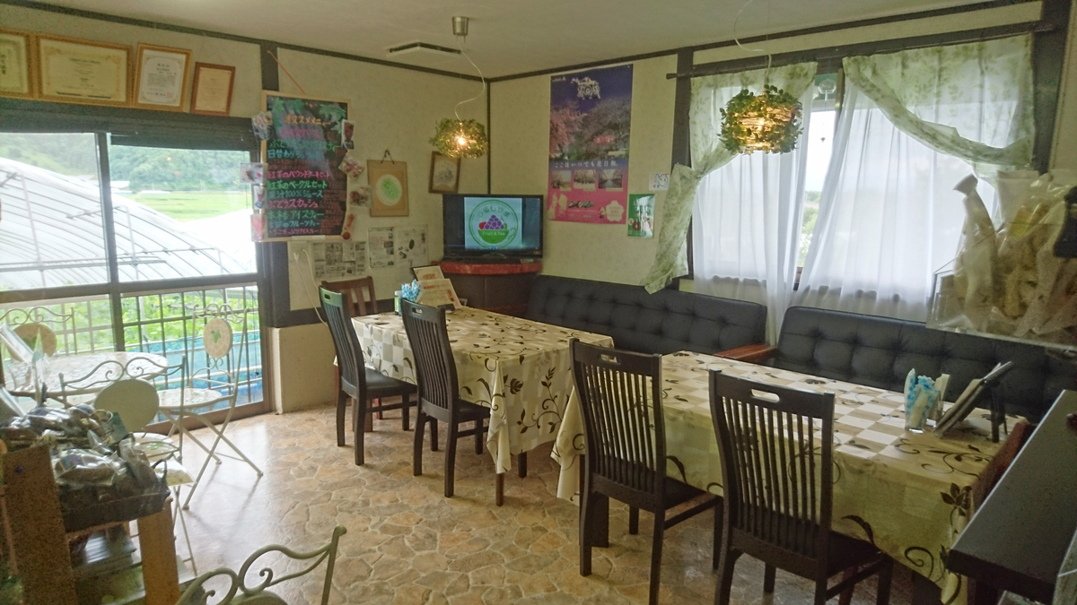 「漆山果樹園」のカフェ