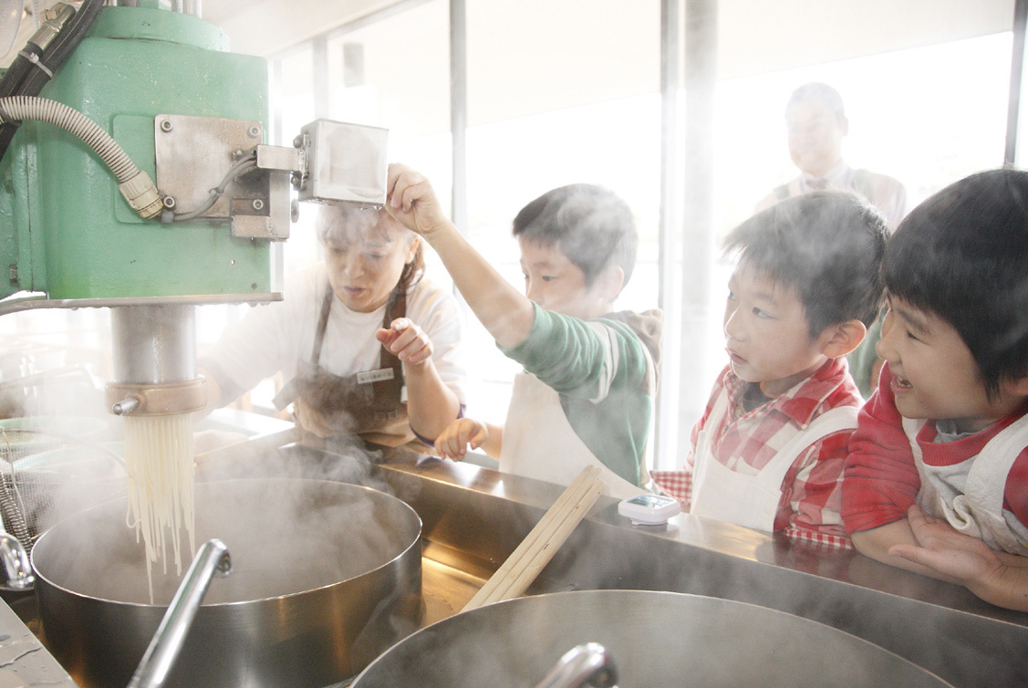 「ぴょんぴょん舎冷麺工房」盛岡冷麺の手づくり体験（釜で茹で）