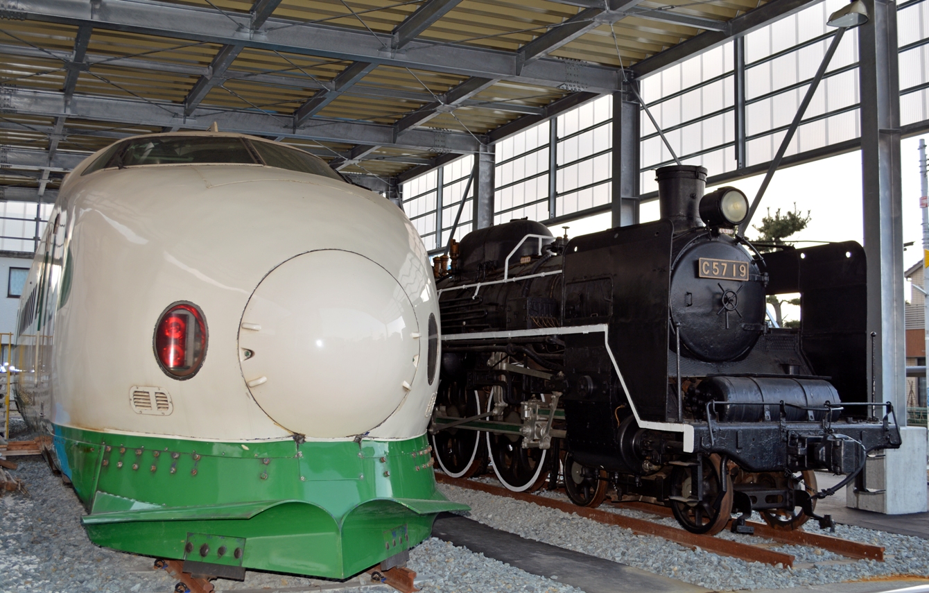 「200系新幹線とC57形蒸気機関車」